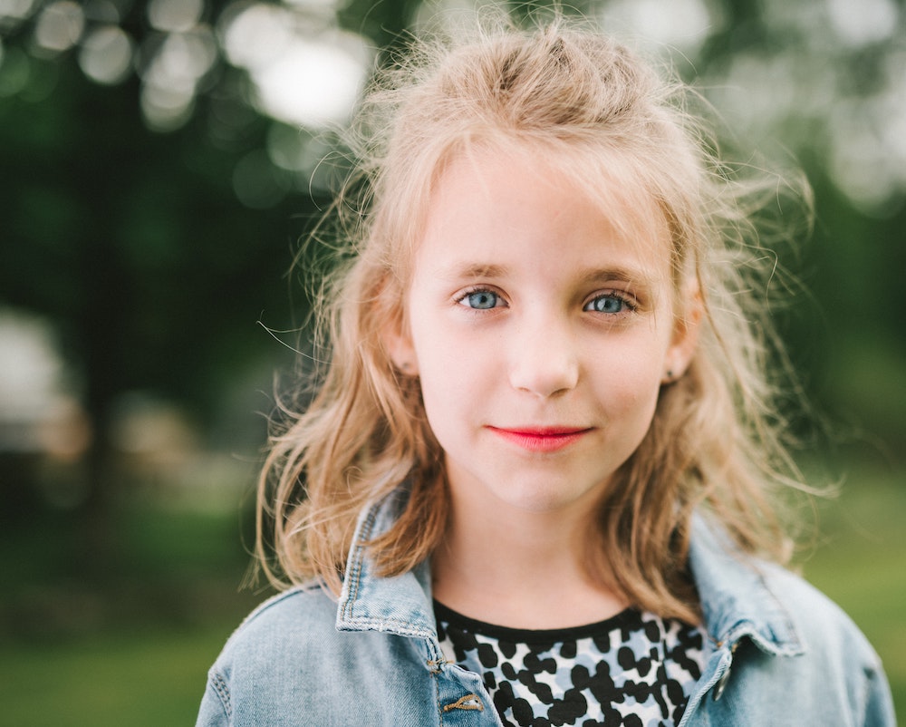 Portrait d'une petite fille blonde aux yeux bleus