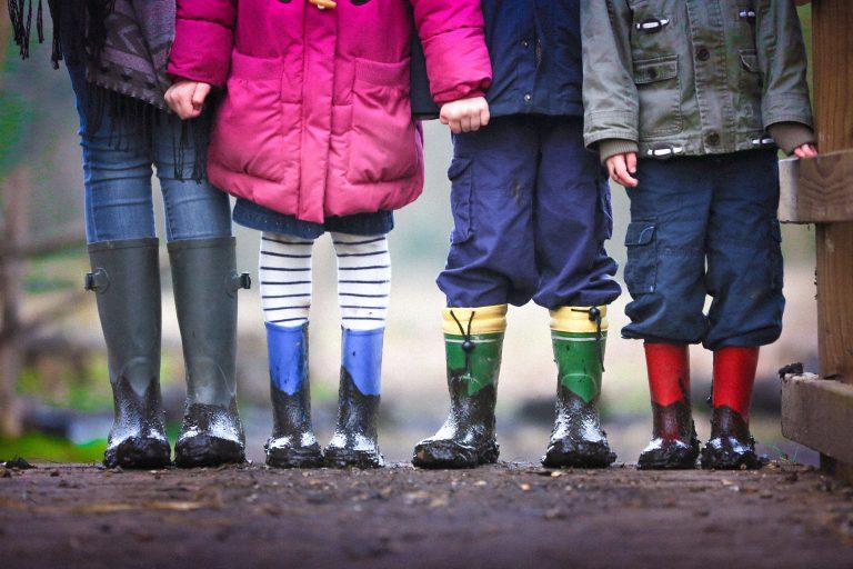 Enfants avec bottes de pluie